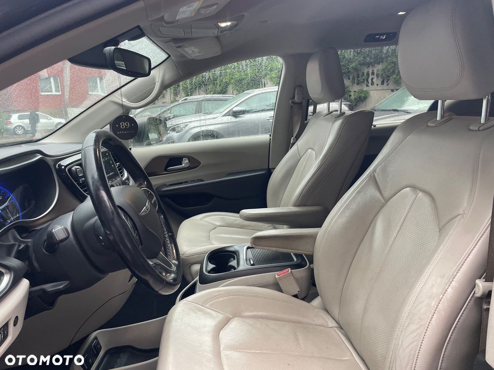 Chrysler Pacifica - 16