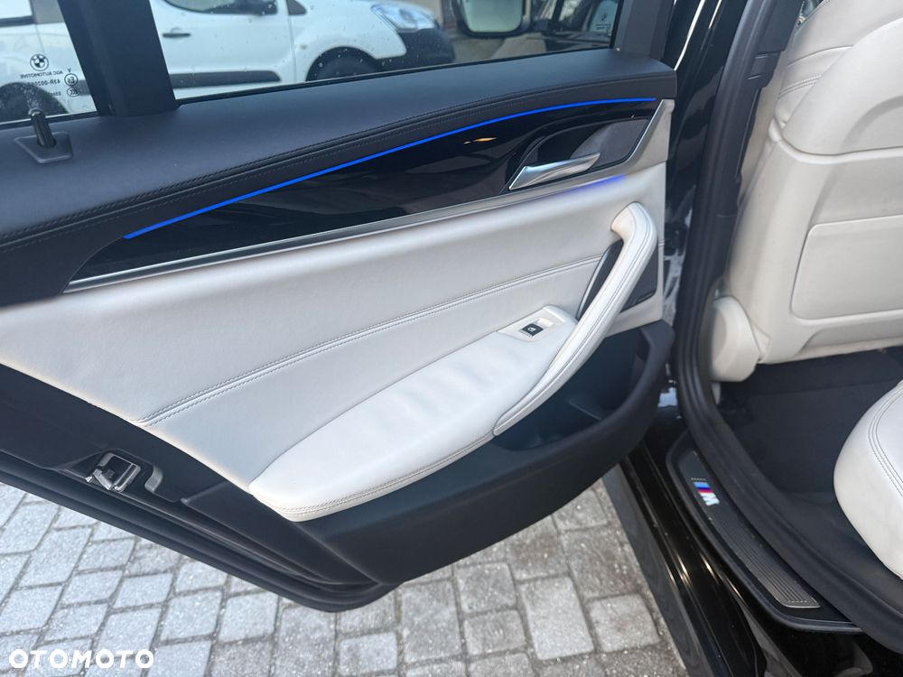 BMW Seria 5 M550i xDrive - 26