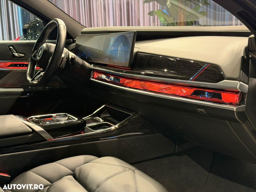 BMW Seria 7 740d xDrive MHEV - 28