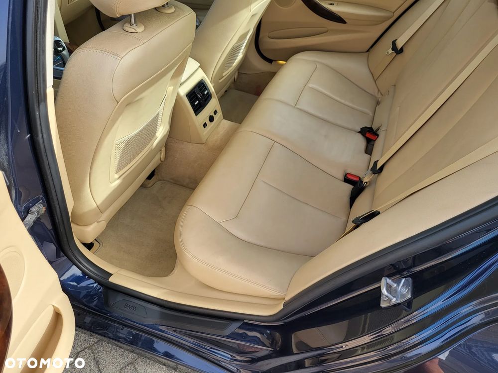 BMW Seria 3 328i xDrive - 14