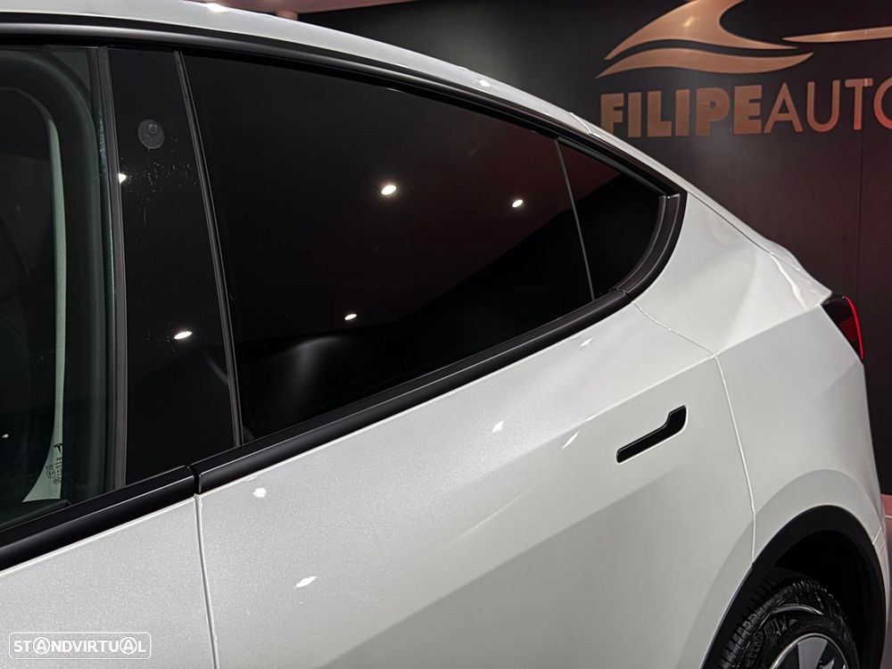 Tesla Model Y Long Range Dual Motor AWD - 12