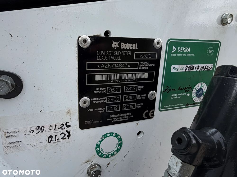 Bobcat S530. Ładowarka 4x4 wózek terenowy. Łyżka. Pełne sterowanie z dżojstika jazda i praca. Aktualne serwisy DEKRA 2026r. Silnik Kubota 4cyl 55km. Maszyna Jak Nowa z Salonu! Pochodzi z Norweskiego Gospodarstwa! 2020 rok 1724 mtg! Zero luzów i wycieków. Bardzo mocna i wydajna maszyna o małych gabarytach! Idealna do stajni oraz Budownictwa. OKAZJA TANIO 3 wyjścia Hydrauliczne pod urządzenia!! Wszystkie opony jak nowe .Kabina ogrzewana pełne szkło + drzwi. Po serwisach. Potężna moc. OKAZJA - 5