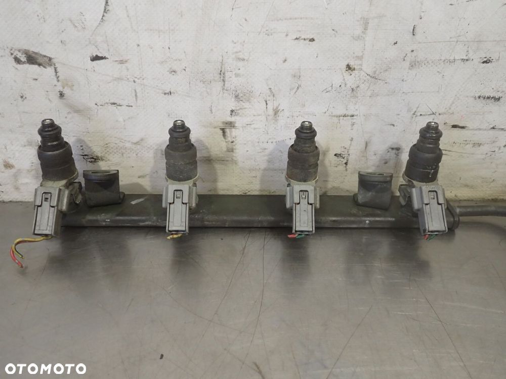LISTWA WTRYSKOWA MITSUBISHI COLT CZ3 1.3 MR988977 - 2