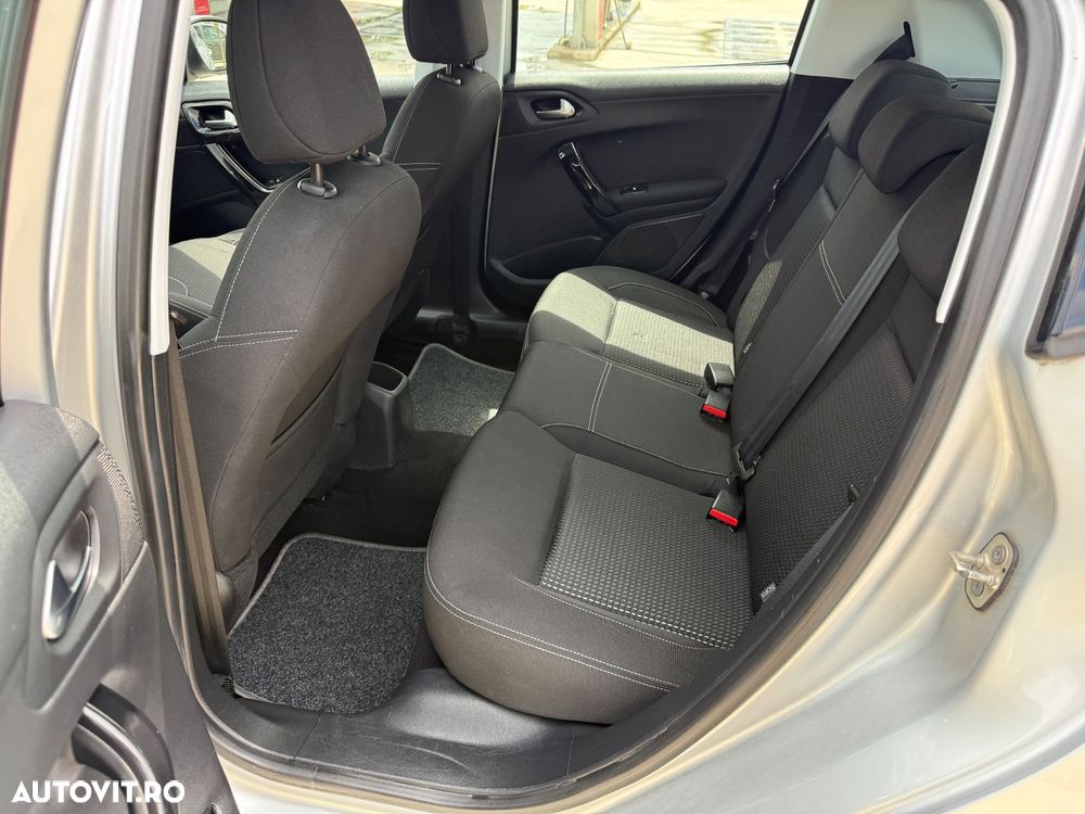 Peugeot 208 1.2 L PureTech Turbo S&S EAT6 Allure - 8