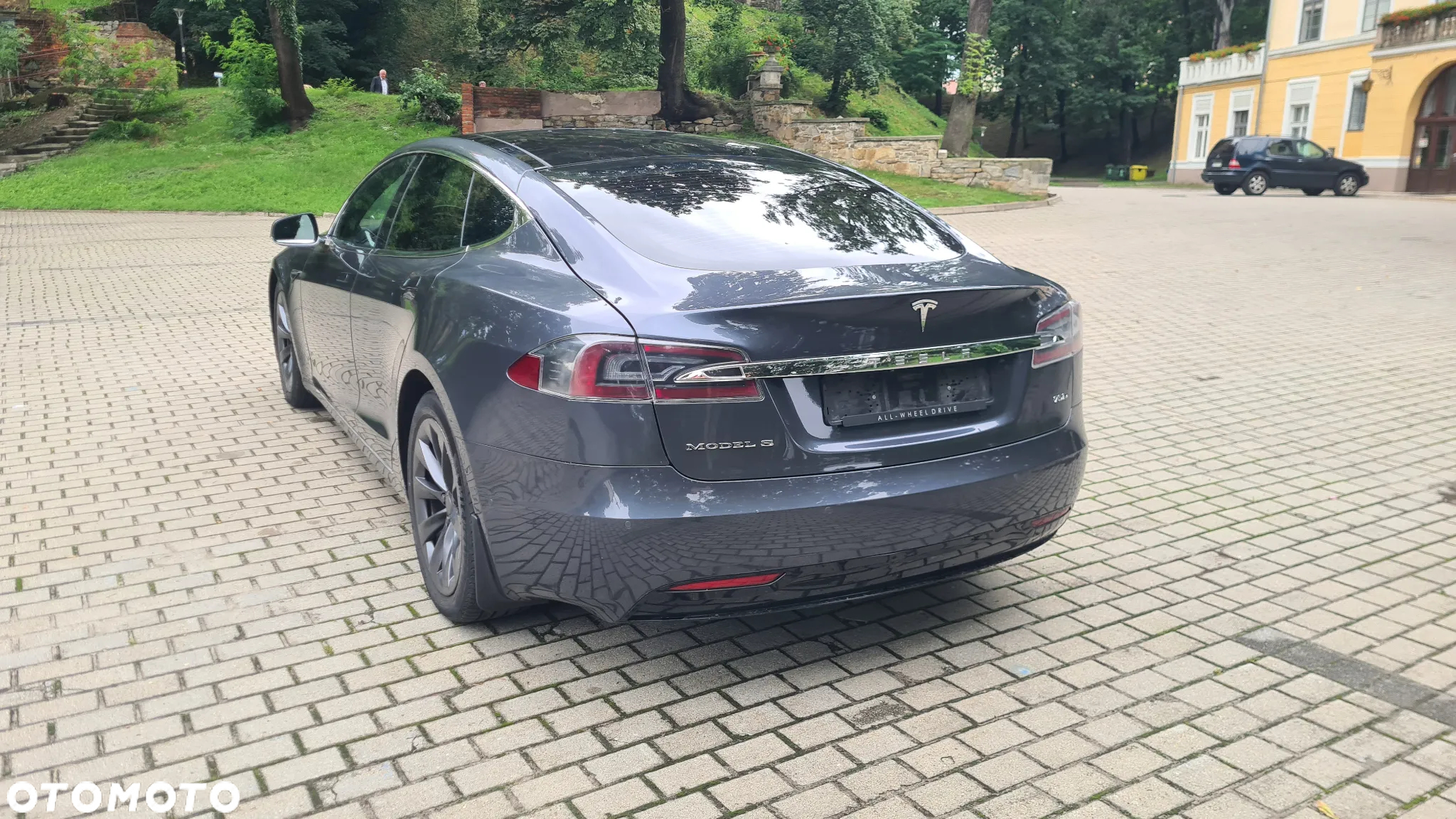 Tesla Model S - 10