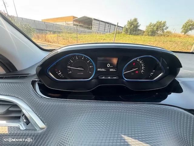 Peugeot 2008 1.2 PureTech Allure - 23