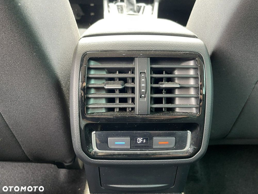Volkswagen Passat Variant 2.0 TDI SCR DSG Conceptline - 14