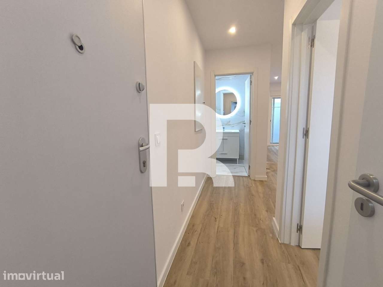 Apartamento T1+1 com Terraço totalmente remodelado em Sacavém - Grande imagem: 2/28