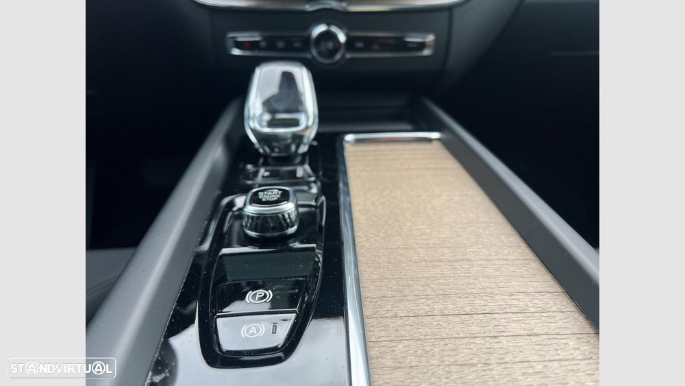 Volvo XC 60 2.0 T6 PHEV Plus Dark AWD - 17