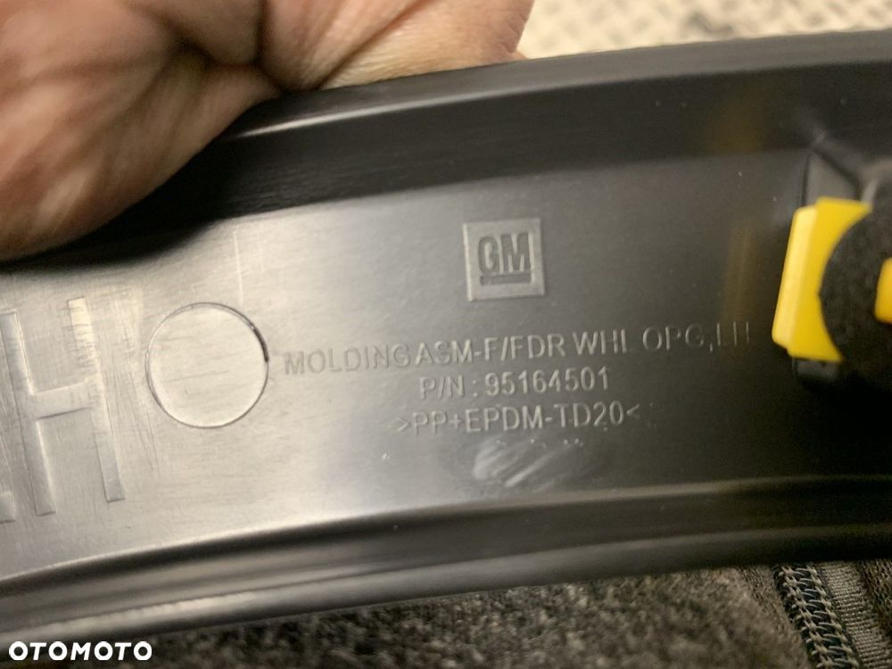 NOWA ORYGINALNA LISTWA BŁOTNIKA LEWY PRZÓD LEWA PRZEDNIA OPEL MOKKA X 16-19 95164501 - 5