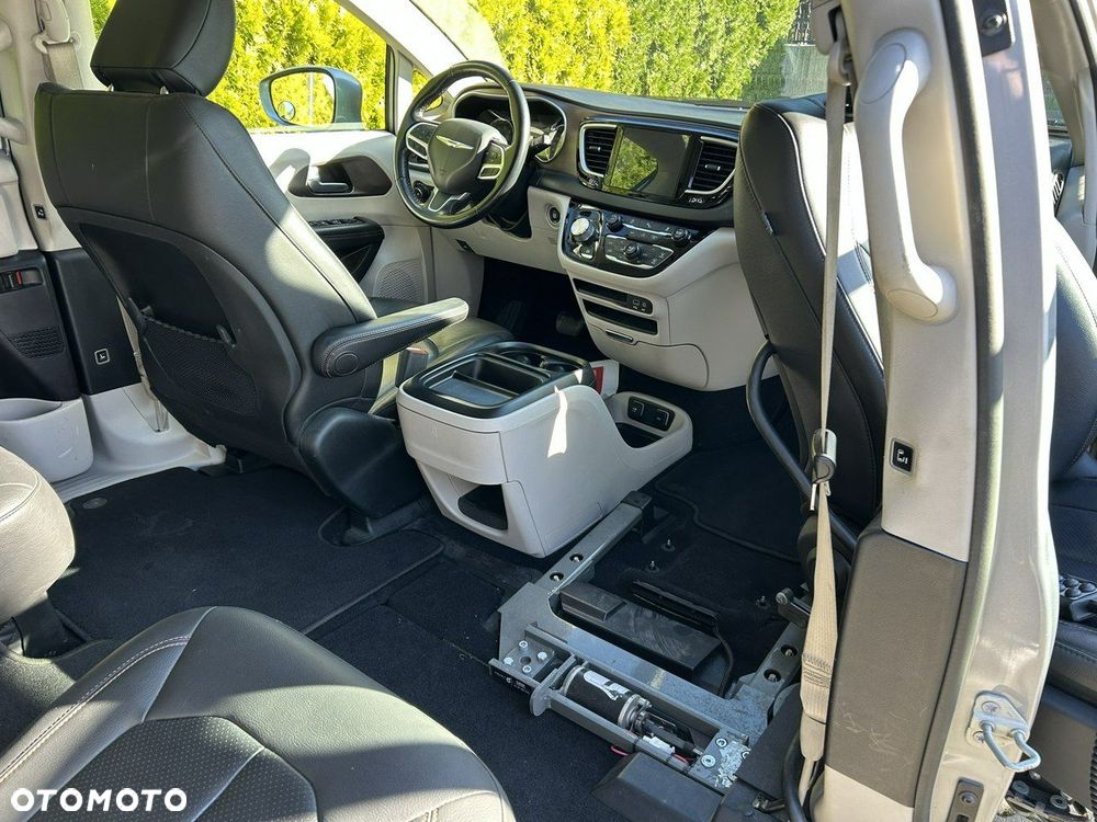 Chrysler Pacifica - 17