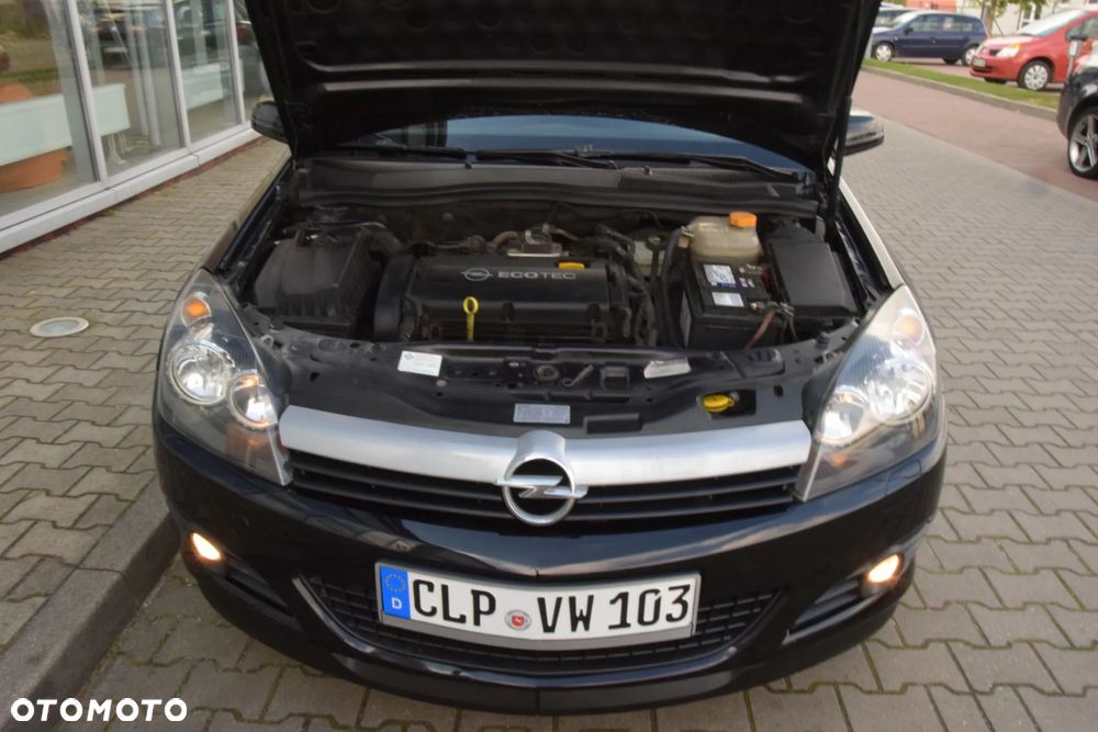 Opel Astra GTC 1.6 Black&White - 23
