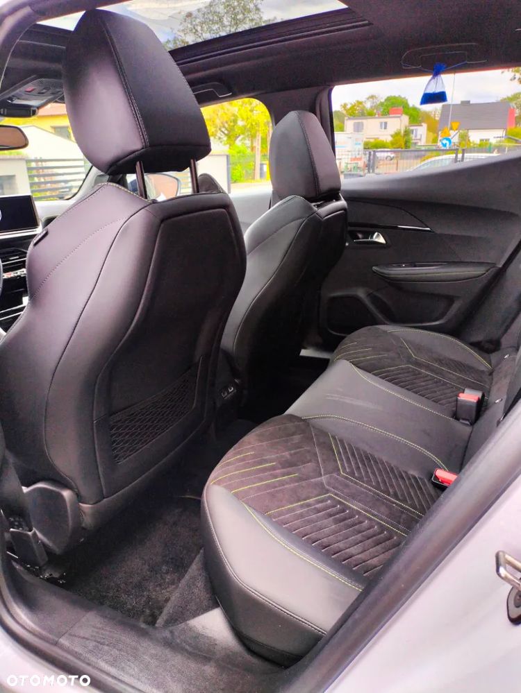 Peugeot 2008 Hybrid 136 e-DSC GT - 12