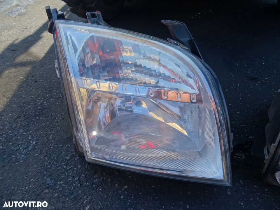 Vand Faruri Ford Fusion din 2005 originale din Europa din 2005 cod: 246898-00R - 2