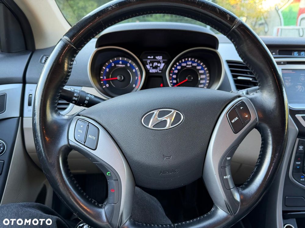Hyundai Elantra 1.6 Comfort - 16