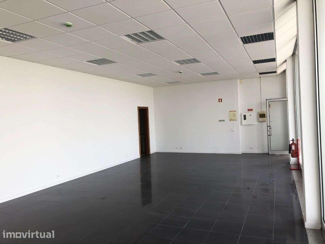 Loja para arrendamento em Águeda, junto à IC2 - Grande imagem: 2/3