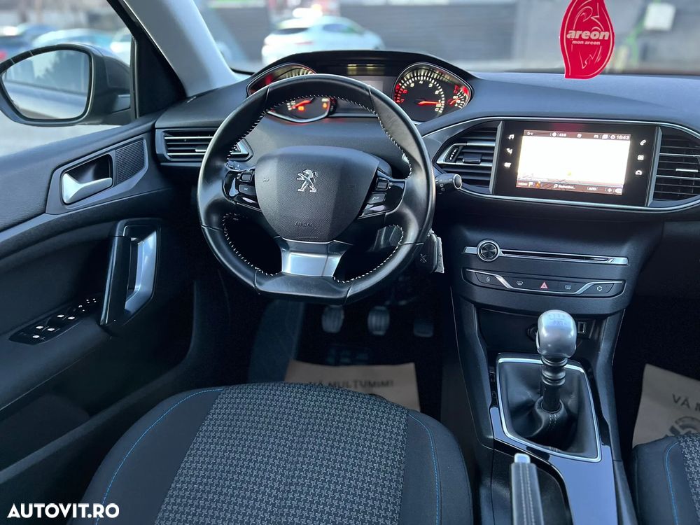 Peugeot 308 1.2 L PureTech Turbo S&S Allure - 17