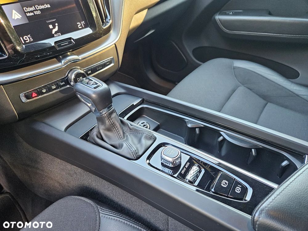 Volvo XC 60 D4 Momentum Pro - 40