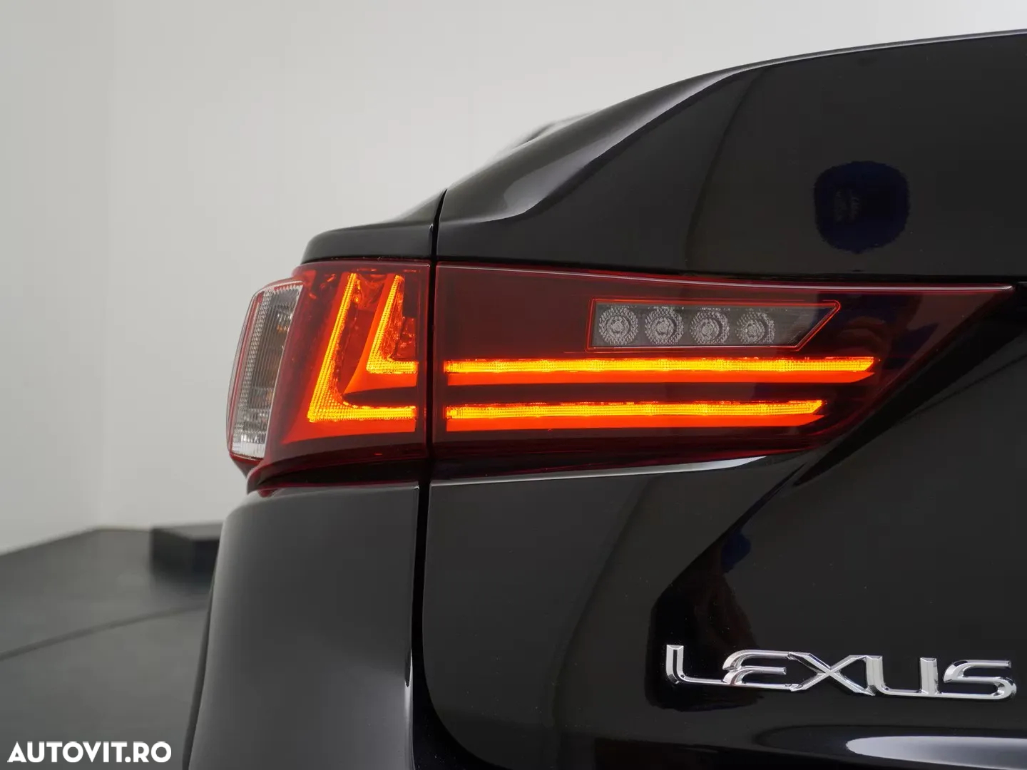 Lexus Seria IS 300h - 15