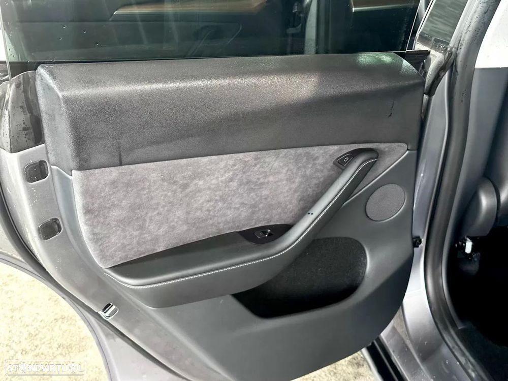 Tesla Model Y Long Range Dual Motor AWD - 14