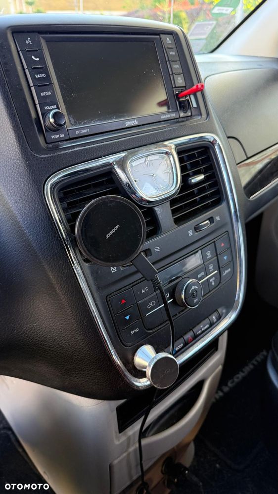 Chrysler Town & Country - 13