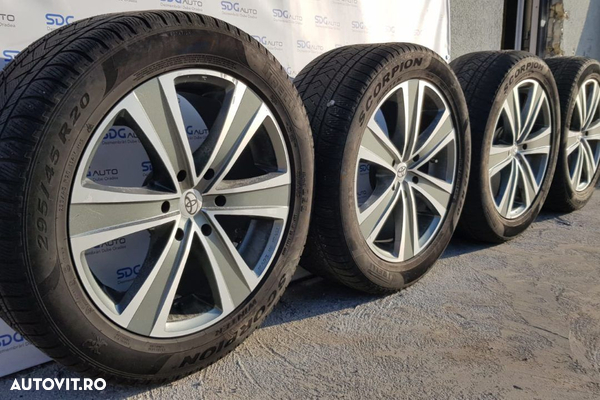Jante de aliaj 295/45 R20 cu distantiere montate pe o Toyota Hilux Euro 5
