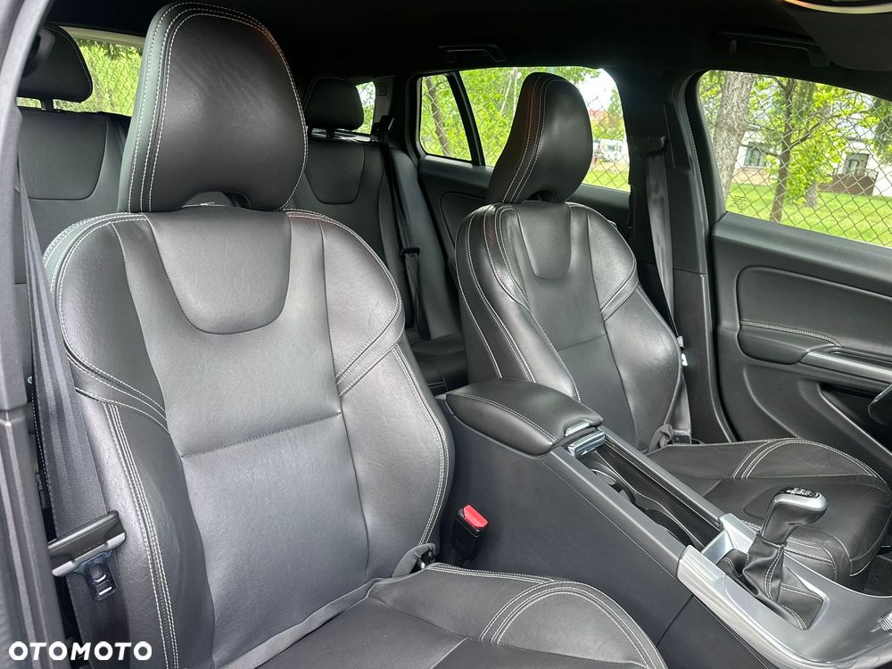 Volvo V60 D2 Summum - 28