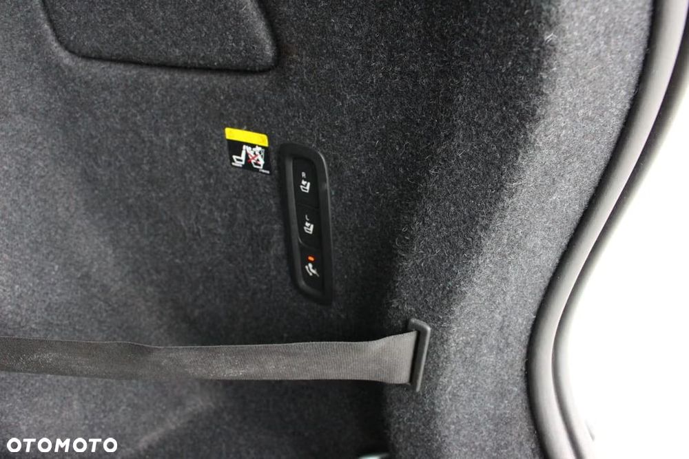 Volvo XC 40 D4 AWD Geartronic R-Design - 27