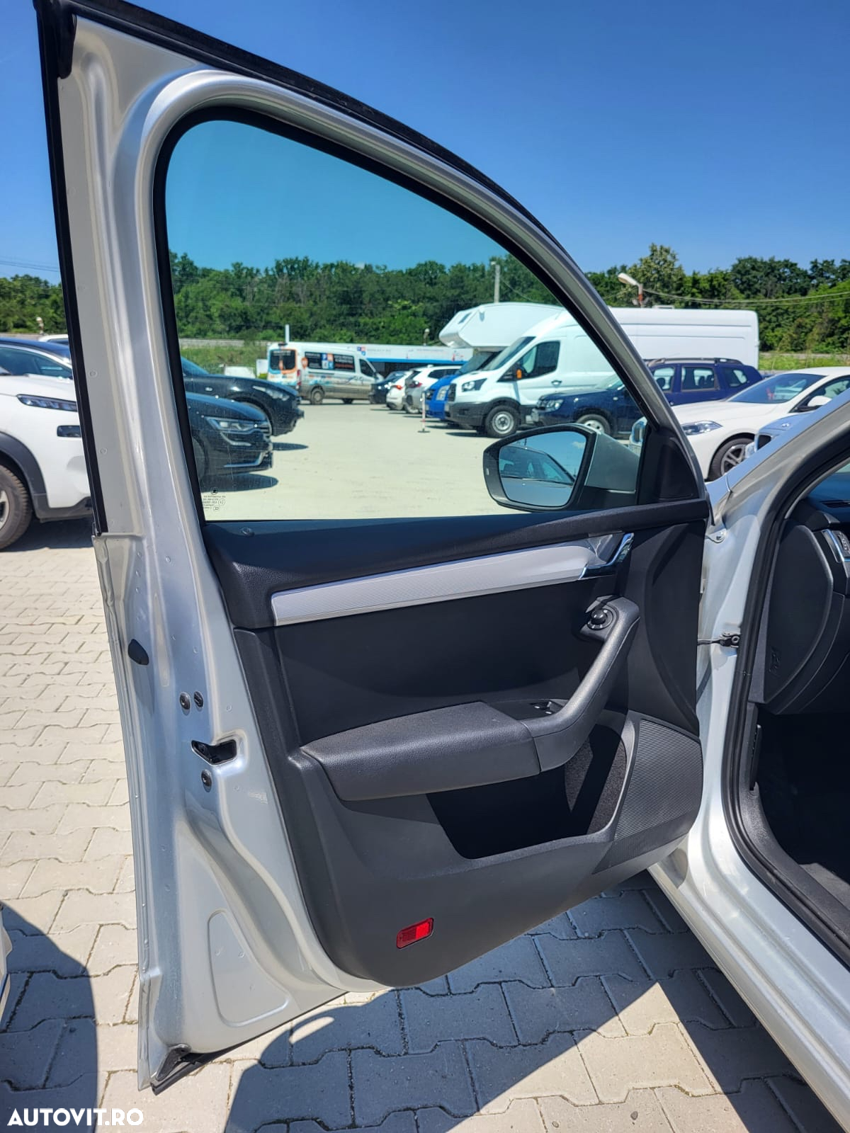 Skoda Octavia 1.6 TDI DSG Ambition - 9