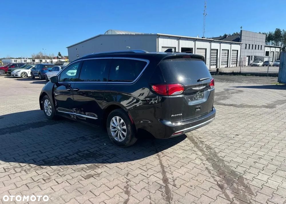 Chrysler Pacifica - 3