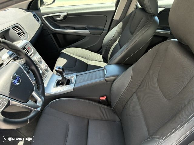 Volvo V60 Cross Country 2.0 D3 Momentum - 14