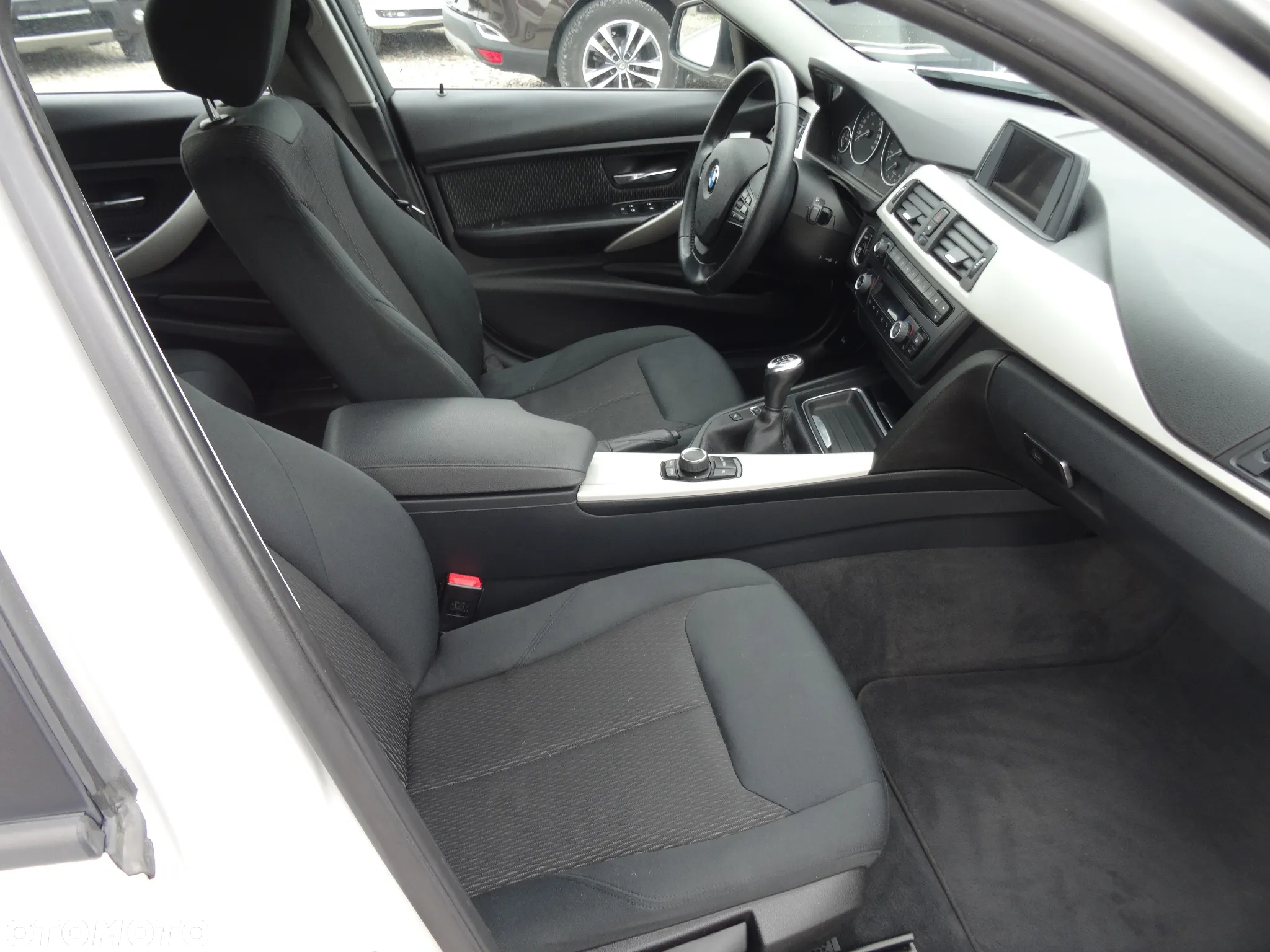 BMW Seria 3 318d - 14