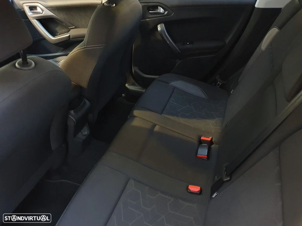 Peugeot 2008 1.2 PureTech Style EAT6 - 22