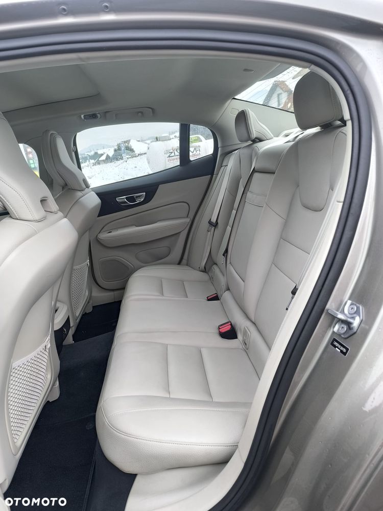 Volvo S60 T5 Momentum Pro - 22