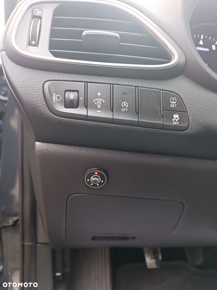 Hyundai i30 1.5 DPI Classic + - 17