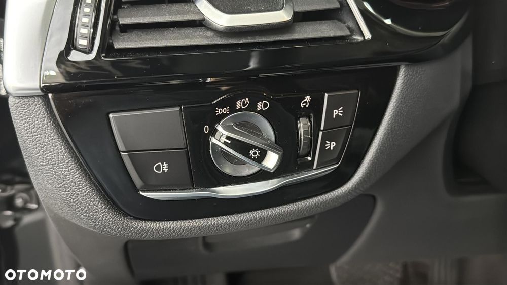 BMW Seria 5 530i xDrive mHEV - 31
