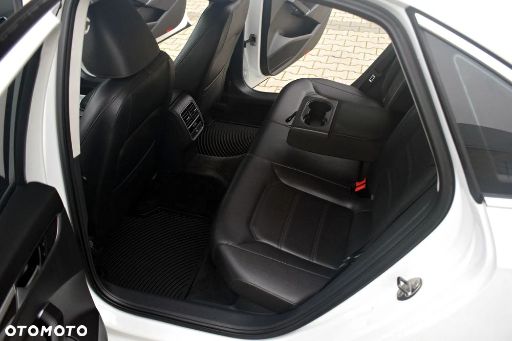 Volkswagen Passat - 34