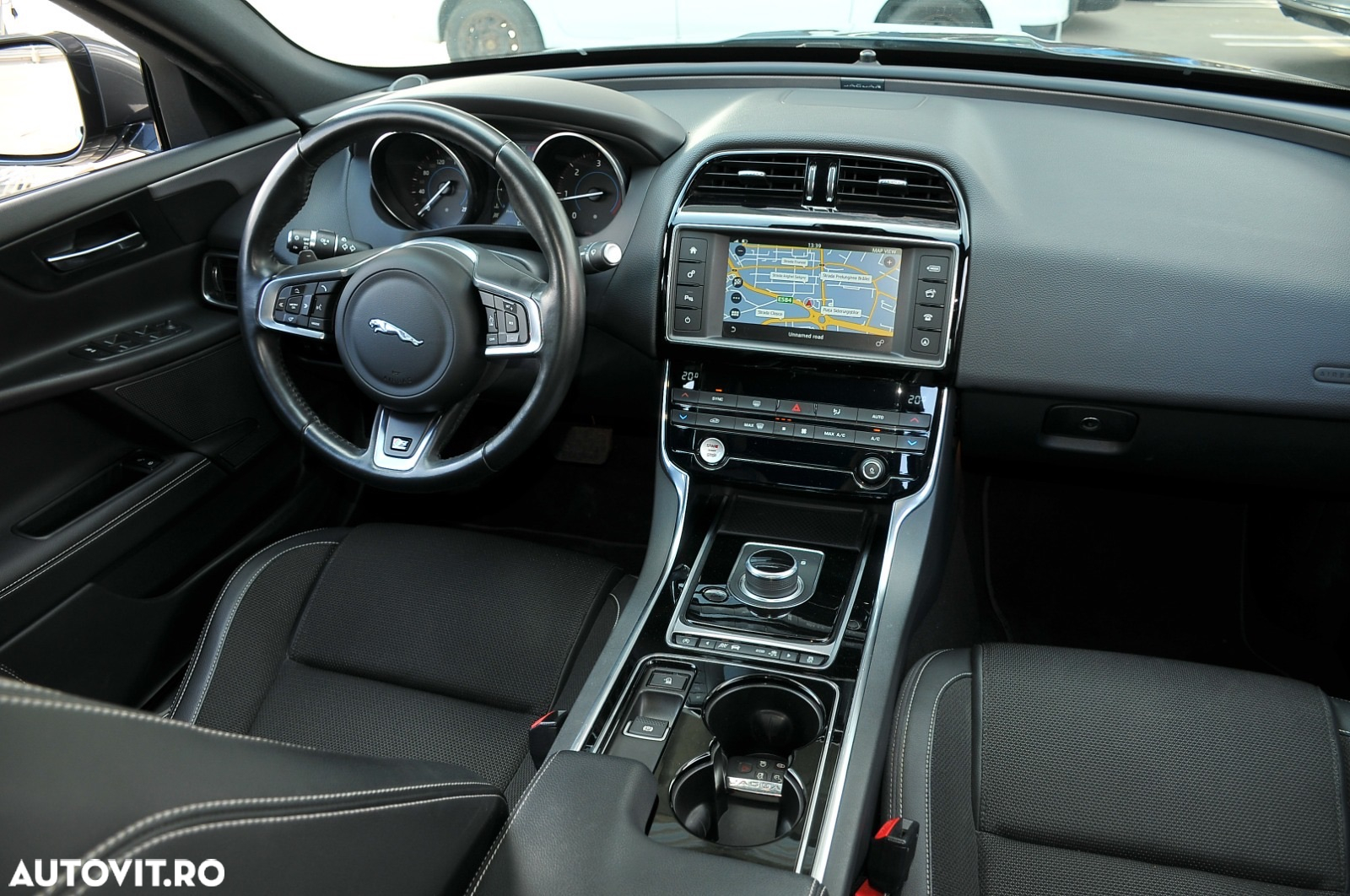 Jaguar XE 2.0 AWD R-Sport - 6