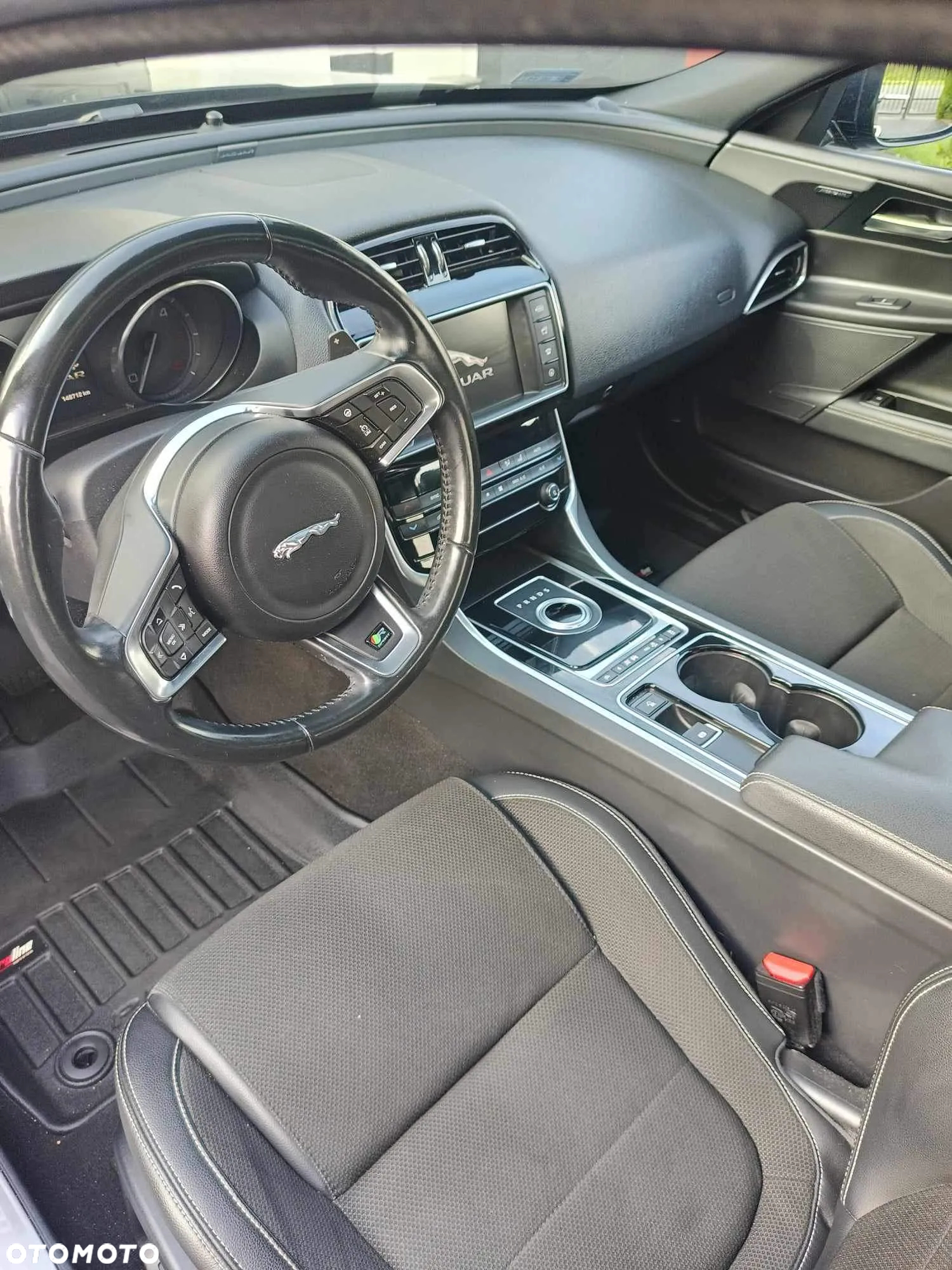 Jaguar XE 2.0 D R-Sport - 9
