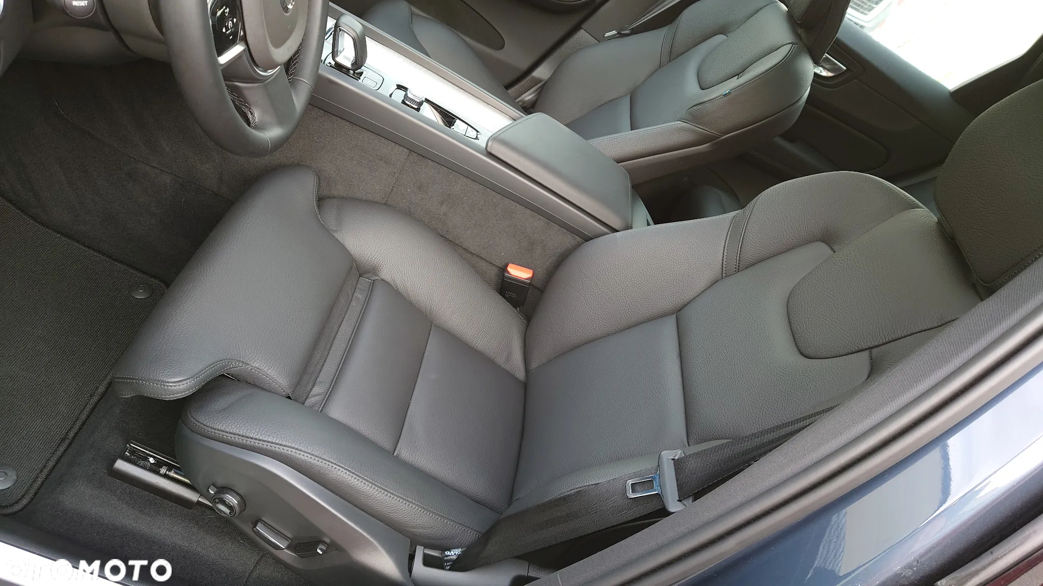 Volvo XC 60 T6 AWD Plug-in Hybrid Plus Dark - 9