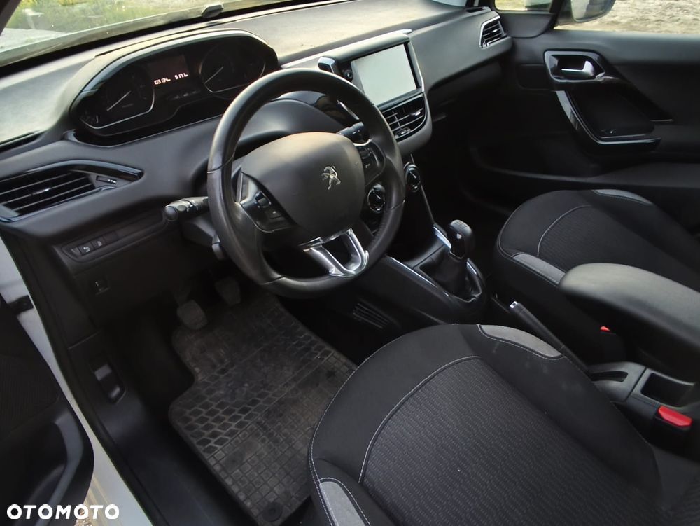 Peugeot 208 PureTech 82 Urban Move - 2