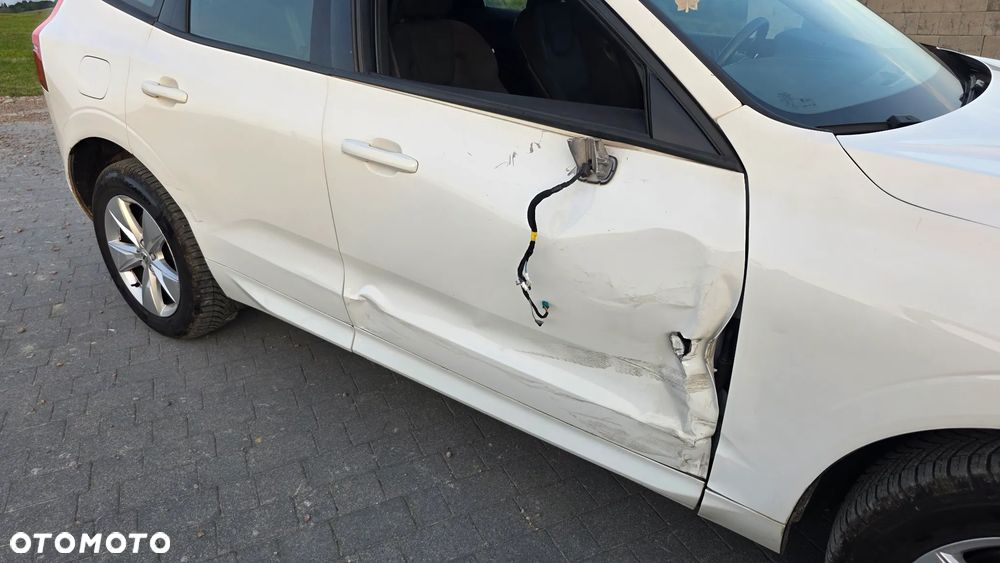 Volvo XC 60 B4 D AWD Momentum - 4