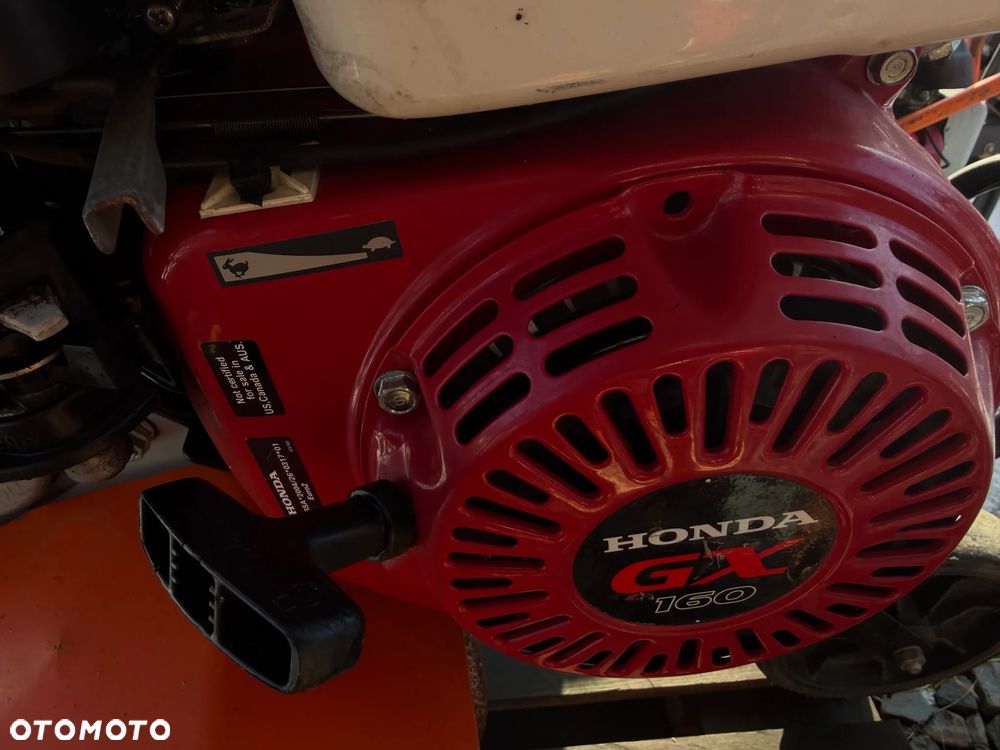Husqvarna Glebogryzarka Kultywator BENASSI. Włoska Oryginalna Maszyna sprowadzona z Norwegii. Silnik Honda lub BRIGGS VANGUARD. 7km lub 5,5km . Szerokość rob. 80cm. 3 biegi pracy. To nie jest chińczyk!! Prawdziwy kultywator Przemysłowy koszt nowego około 10 tysięcy złotych. Okazja  cena zimowa wyprzedaż!! - 20