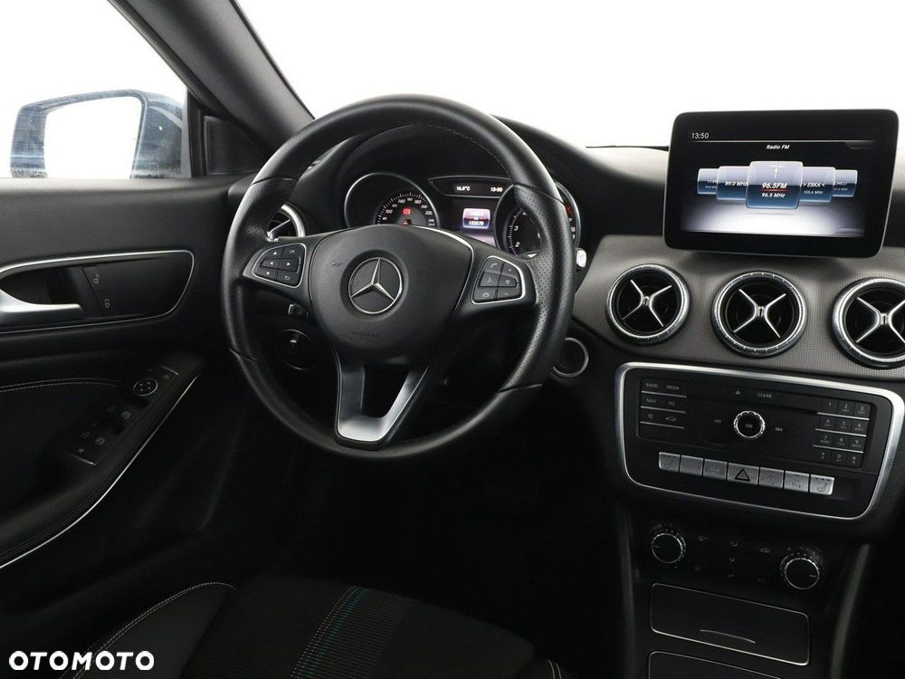 Mercedes-Benz CLA 180 7G-DCT Urban - 17