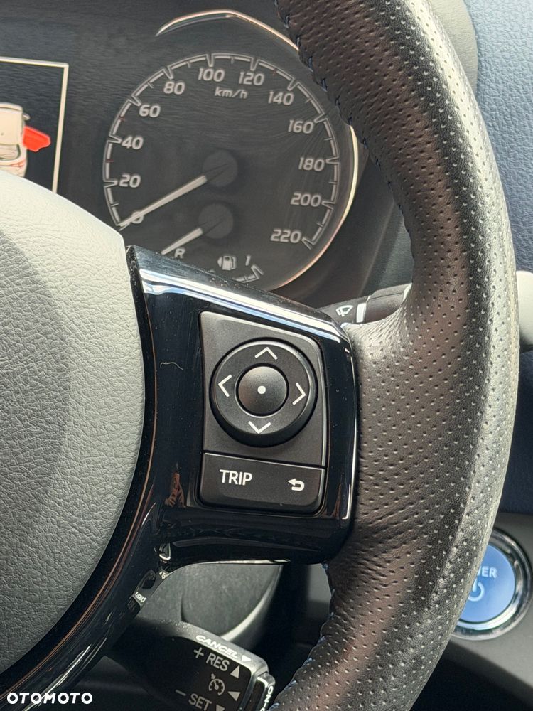 Toyota Yaris Hybrid 100 Selection - 25