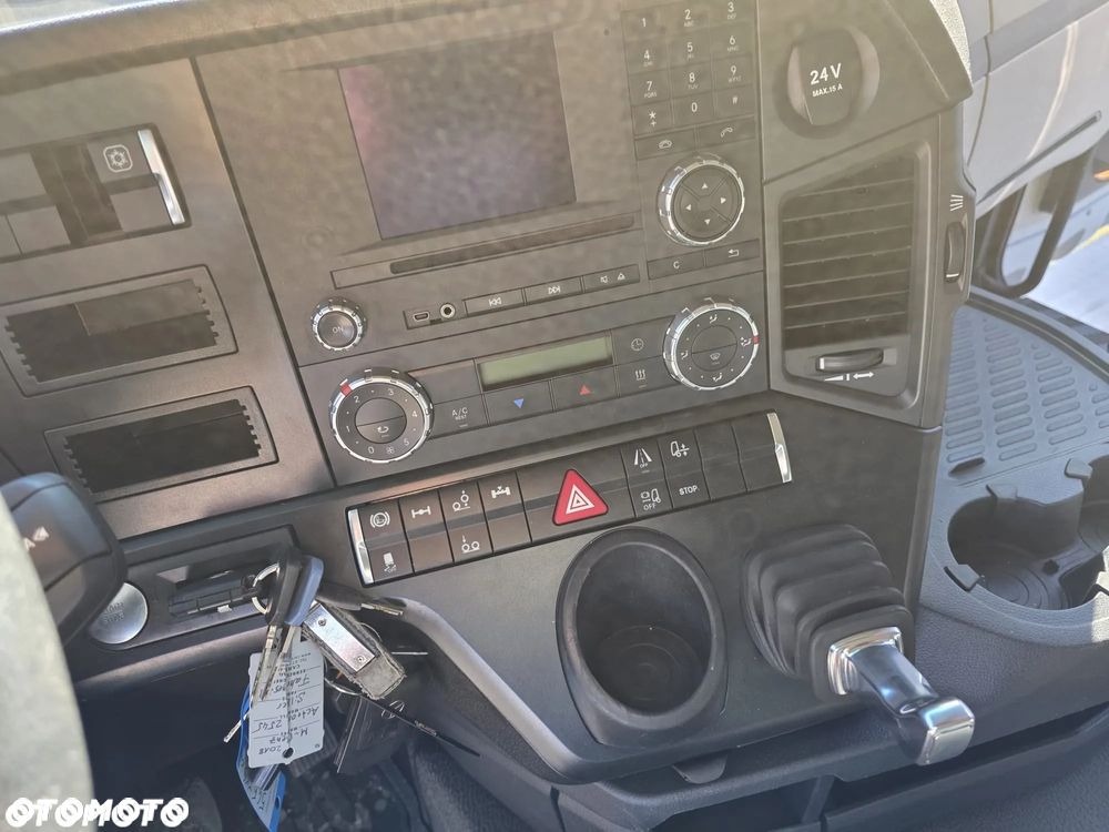 Mercedes-Benz ACTROS - 10