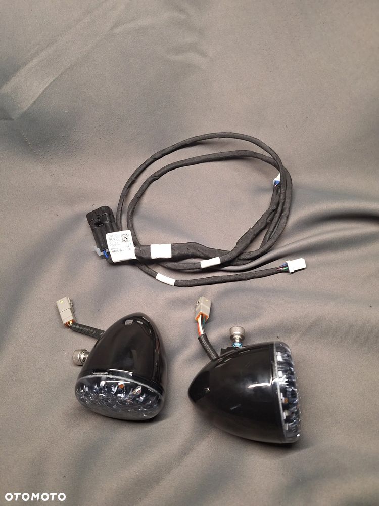 INDIAN BOBER 2025 LED 3W1 MIGACZ KIERUNKOWSKAZ CZĘŚCI KIEROWNICA KANAPA SIEDZENIE KIEROWNICA KLAMKA BAGAŻNIK OWIEWKA TŁUMIK WYDECH PODNÓŻEK STOPKI PODEST SET GUMA - 2