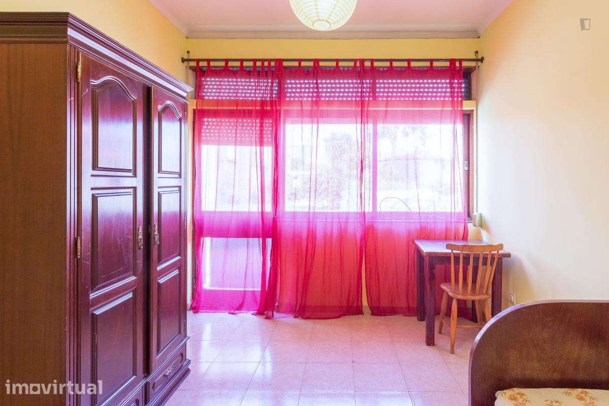 Quarto - localizado em Paranhos Porto - Grande imagem: 2/14