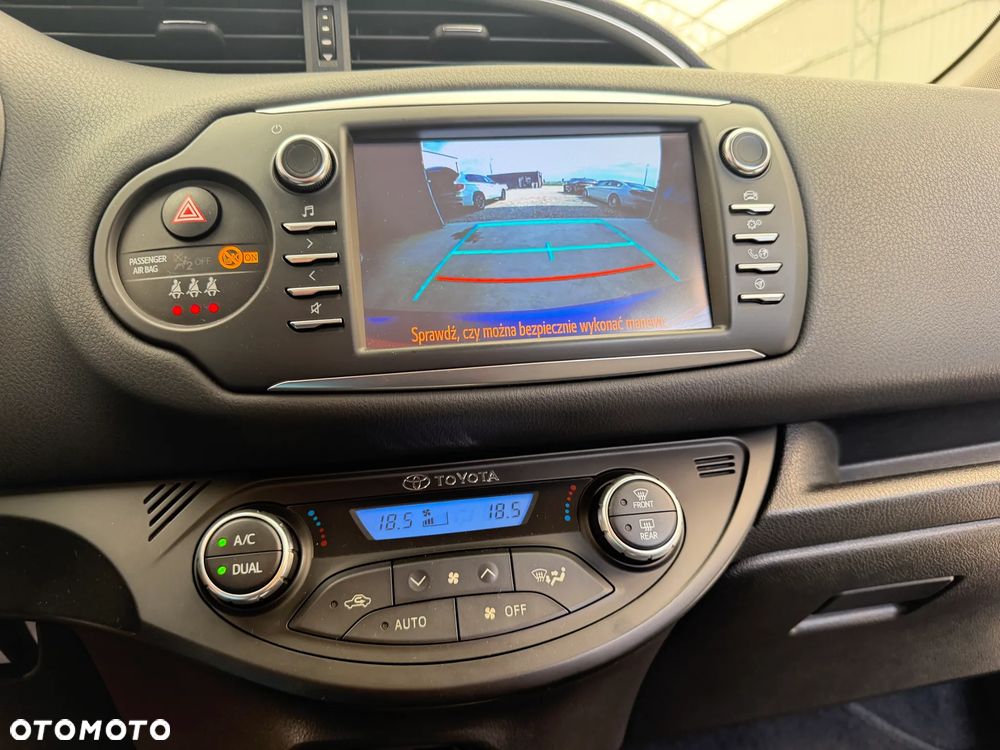 Toyota Yaris Hybrid 100 Terra - 10