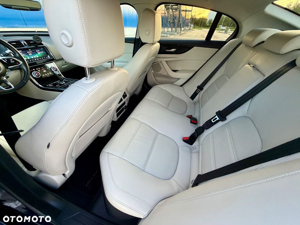 Jaguar XE D180 S - 15